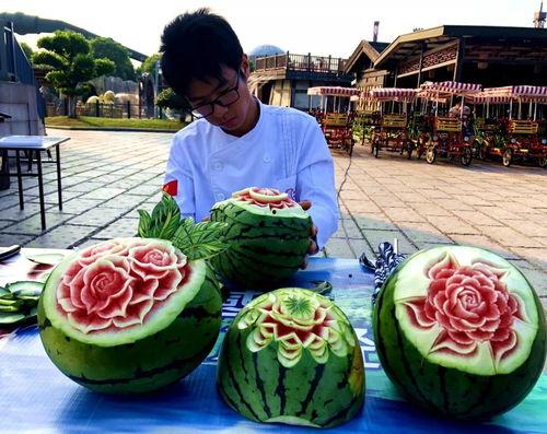 吃瓜群众土味情话的英文,From Watermelon Eaters to Love Lovers: A Gush of Hilarious English Flirtatious Phrases